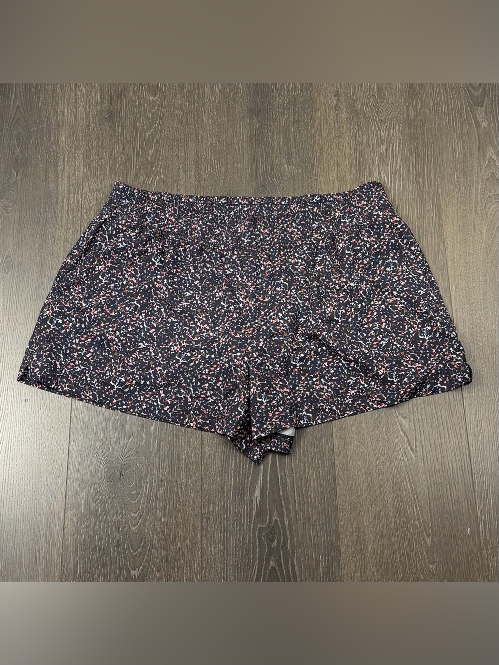 Athleta Weekender Mid Rise Run Short Sz XL
